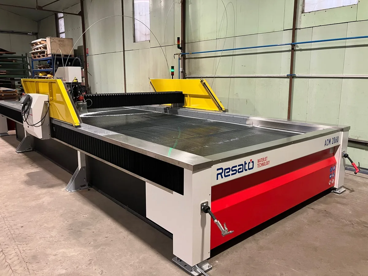 ACM 2060 in de hal met de gele Flex-Zone-kleppen open.