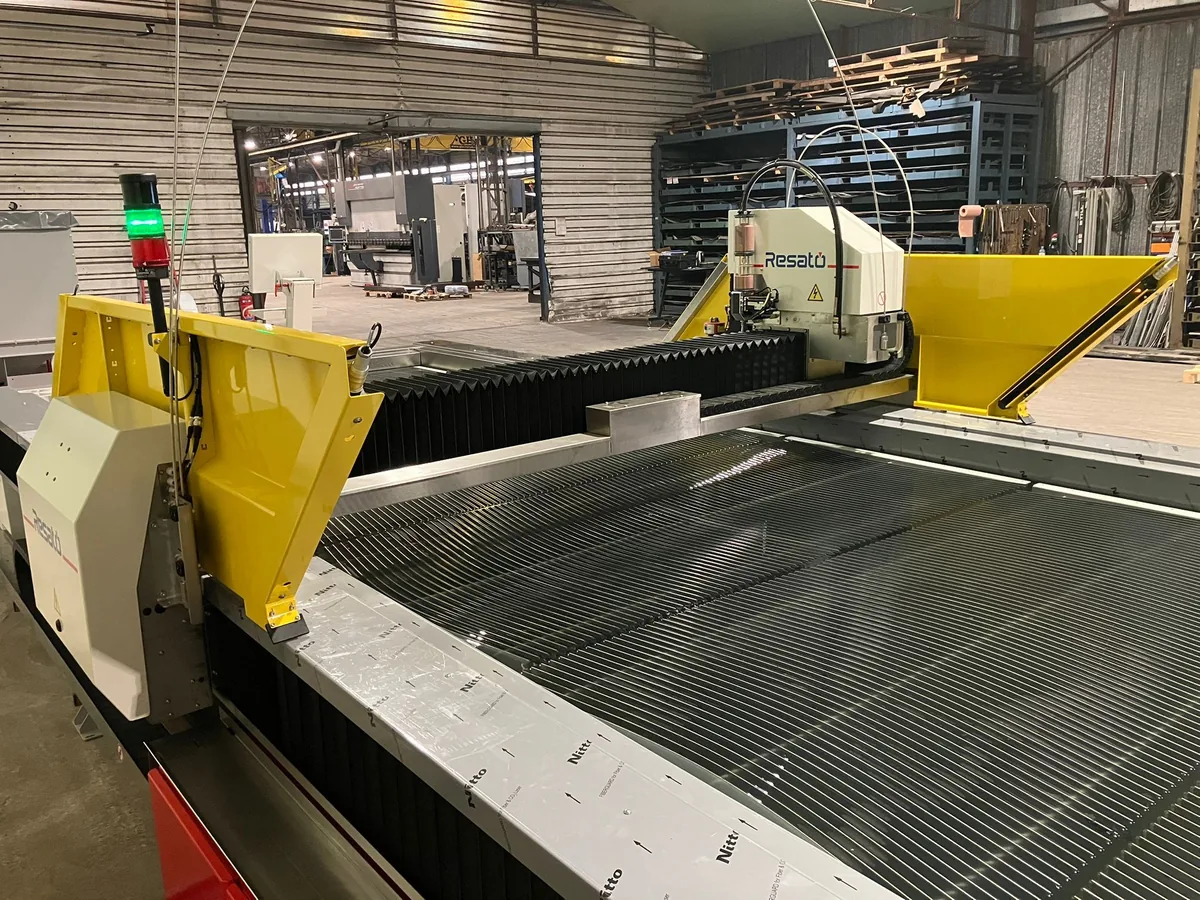 Resato ACM-snijtafel tijdens installatie in de werkplaats.