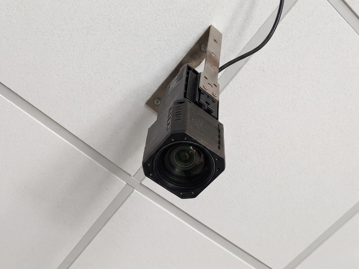 Caméra de vision en option sur l'ACM, fixée au panneau de plafond au-dessus de la table de découpe.