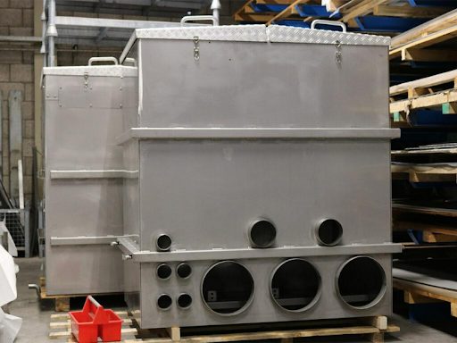 Boîtiers en acier inoxydable avec des découpes circulaires, découpés au jet d'eau.