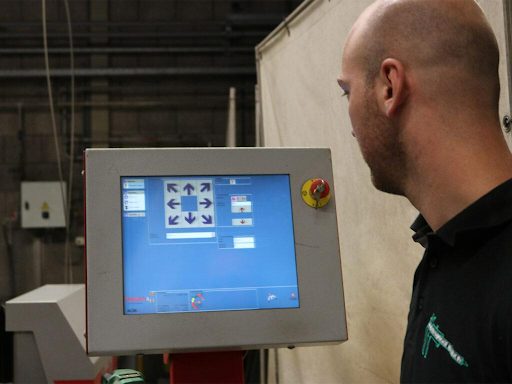 Opérateur utilisant la commande HMI de la machine à jet d'eau