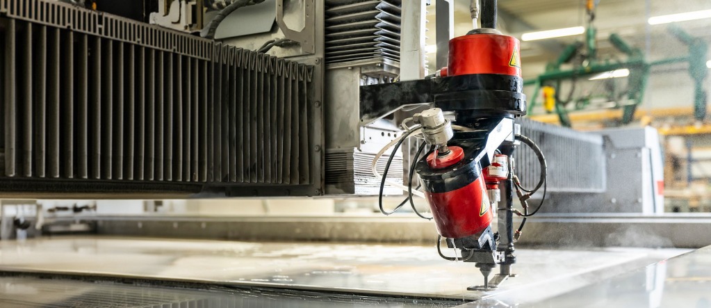 Machine de découpe au jet d'eau Resato chez un client