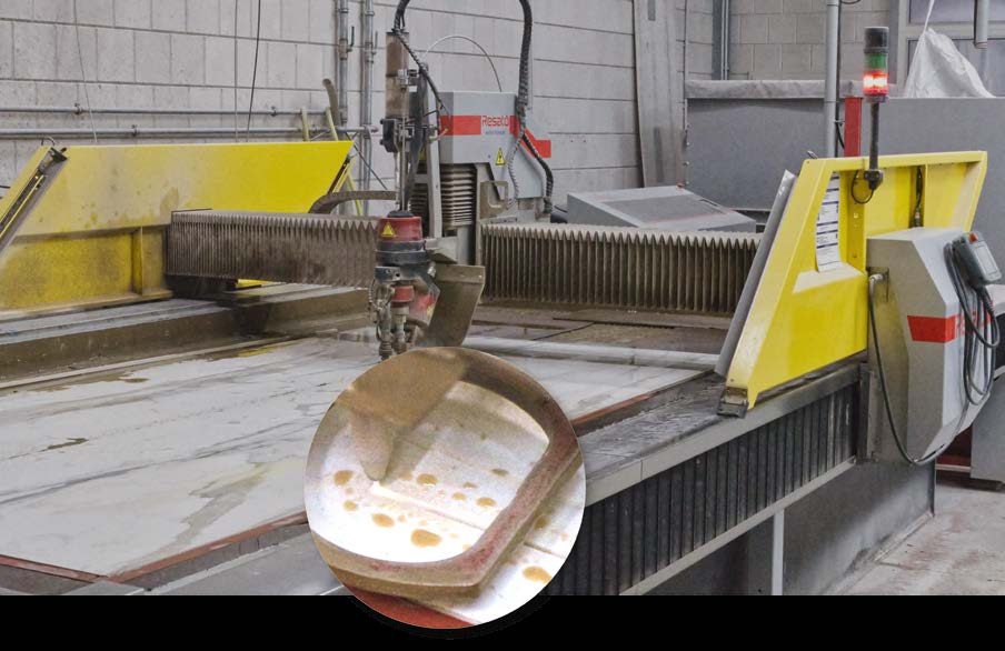 Le jet d'eau froid commence à luire lors de la découpe de composite de quartz dur