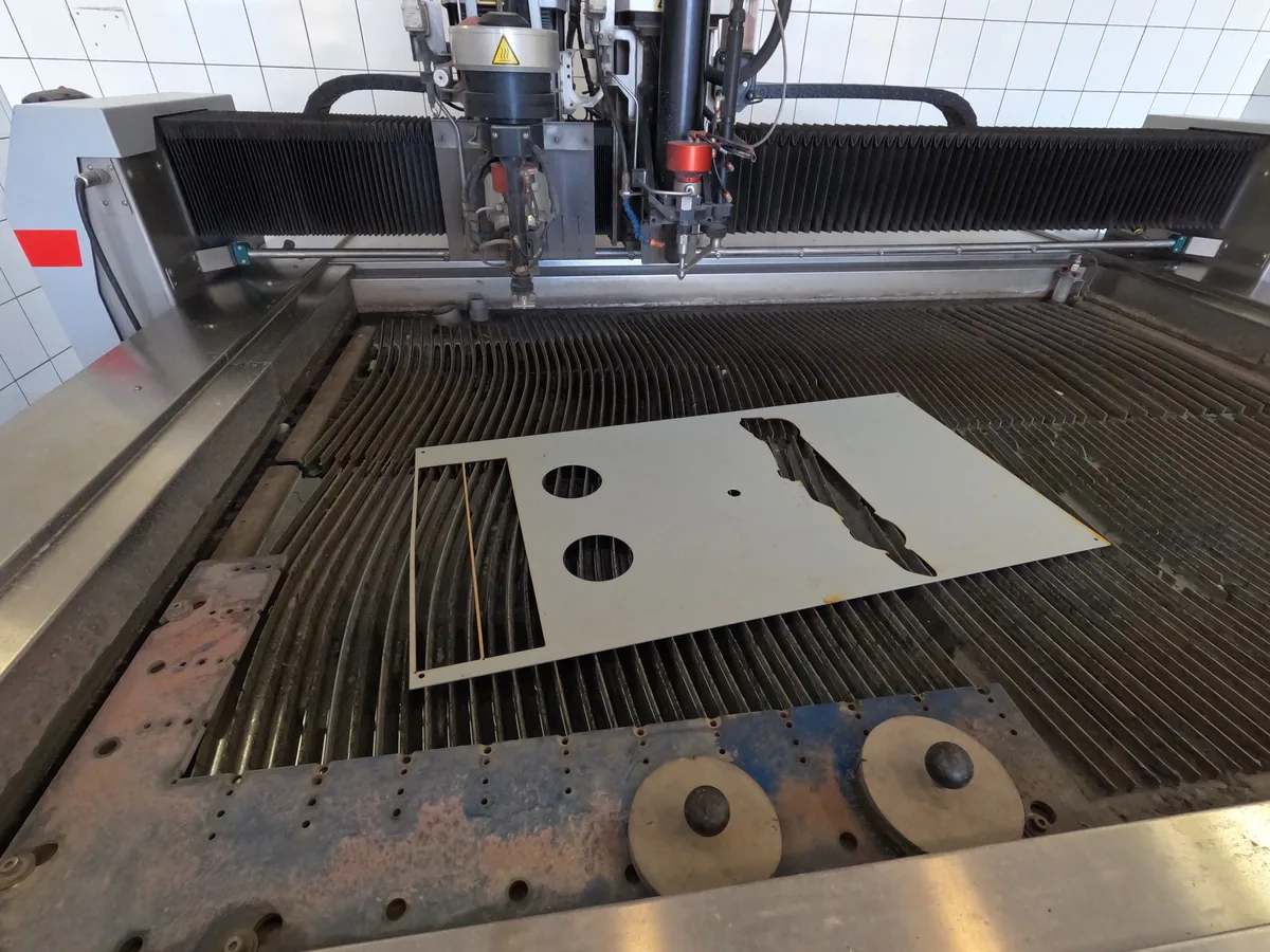 Gesneden roestvaststalen componenten met een schone snijrand.